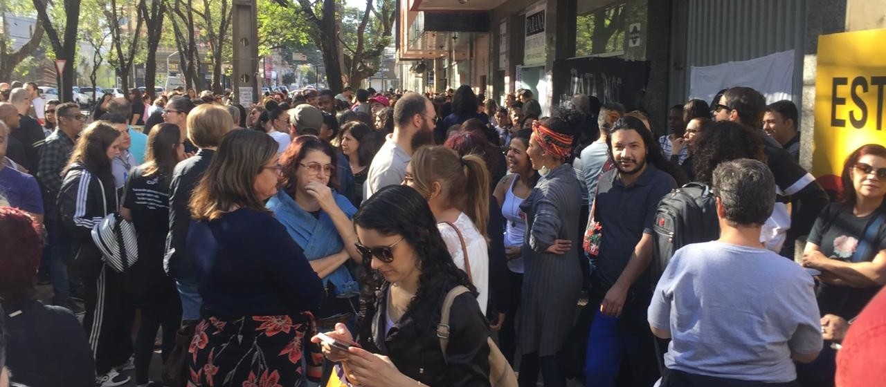 Professores em greve se concentram em frente ao Núcleo