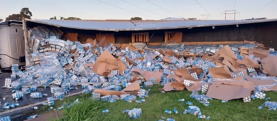 Caminhão carregado de cerveja é saqueado em Maringá após tombar; vídeo mostra acidente