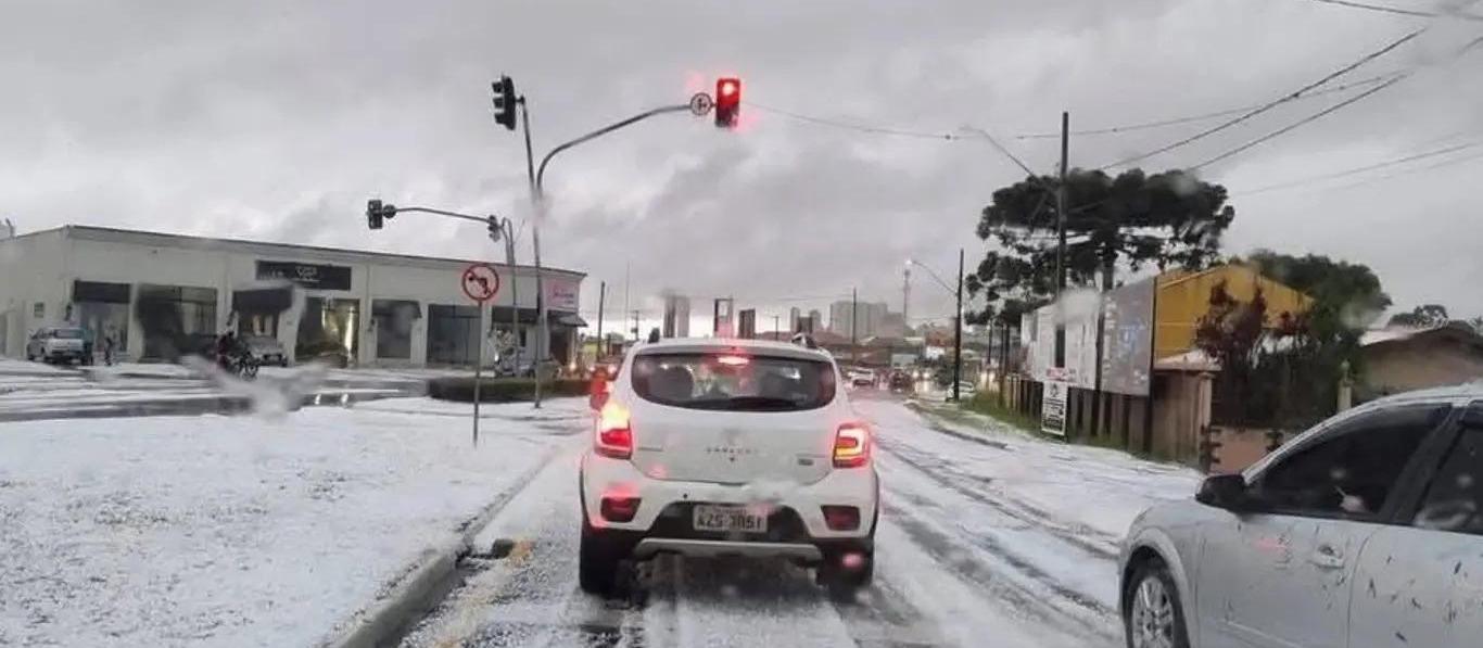 Granizo de 3 cm causa danos e destelhamentos em Ponta Grossa