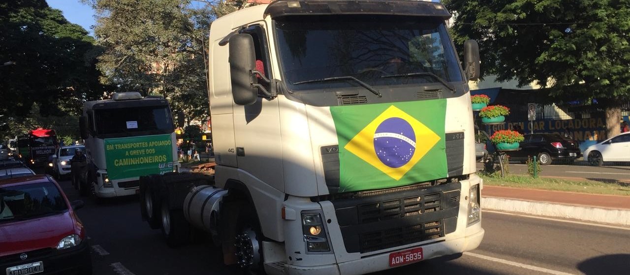 Caminhoneiros fazem carreata em Maringá