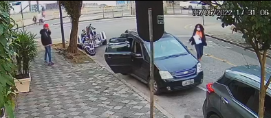 Vídeo mostra momento em que ladrões roubam carro com criança dentro em Curitiba