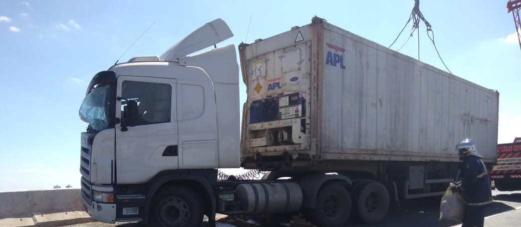 Carreta que tombou em mureta do Contorno Norte é removida