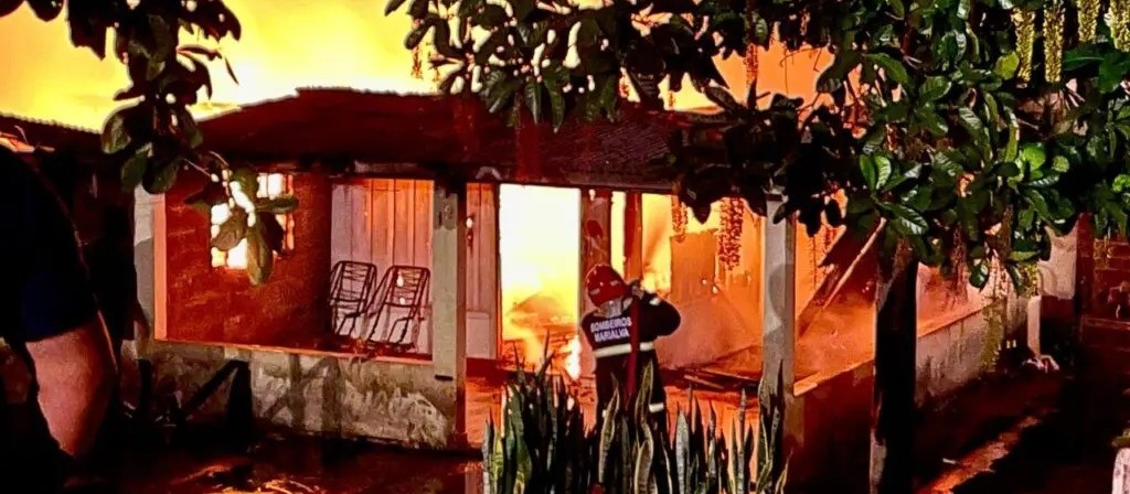 Incêndio destrói casa por completo 