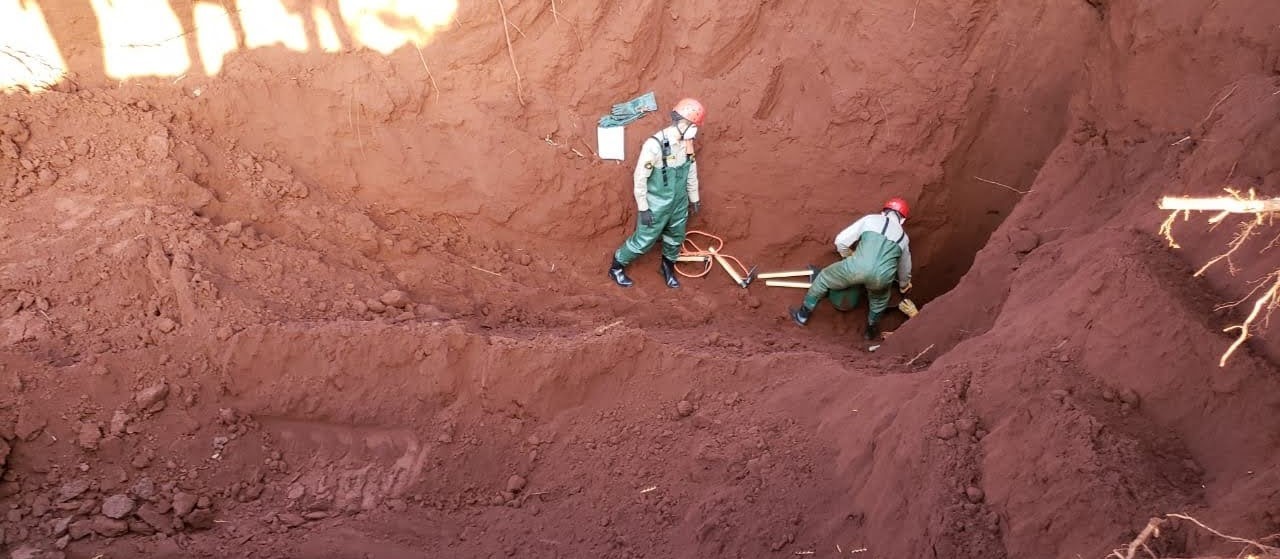 Pelo terceiro dia, bombeiros escavam área de poço para retirar corpo