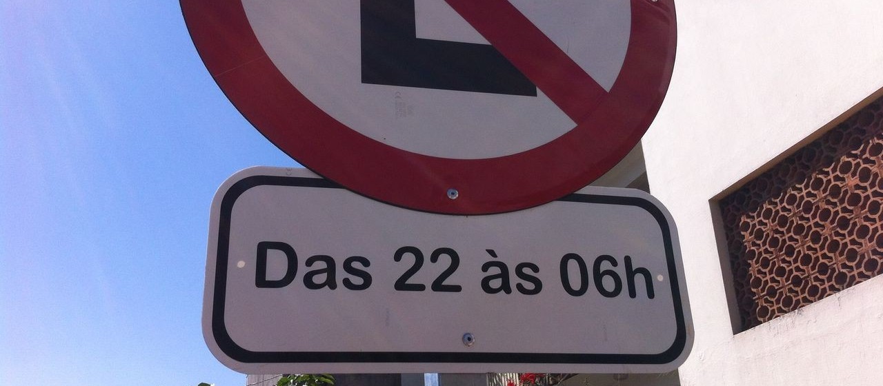 Para coibir bagunça e até tráfico de drogas, Semob espalha placas de proibido estacionar à noite e madrugada, em Maringá