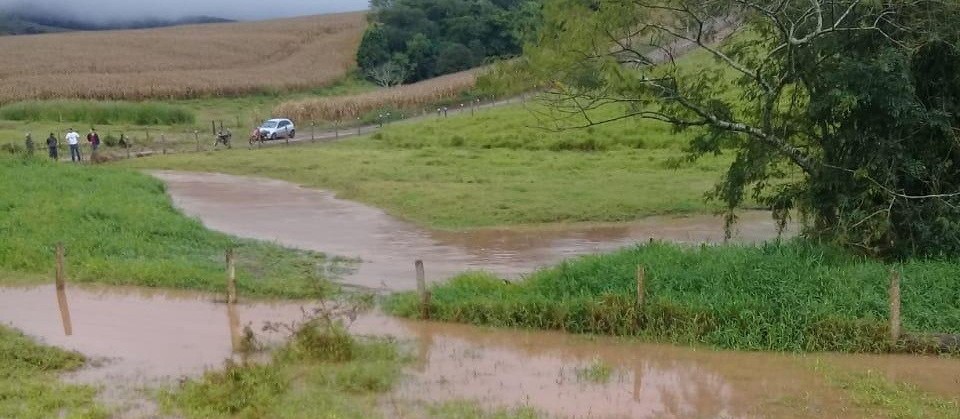 Carro cai em rio e três crianças desaparecem