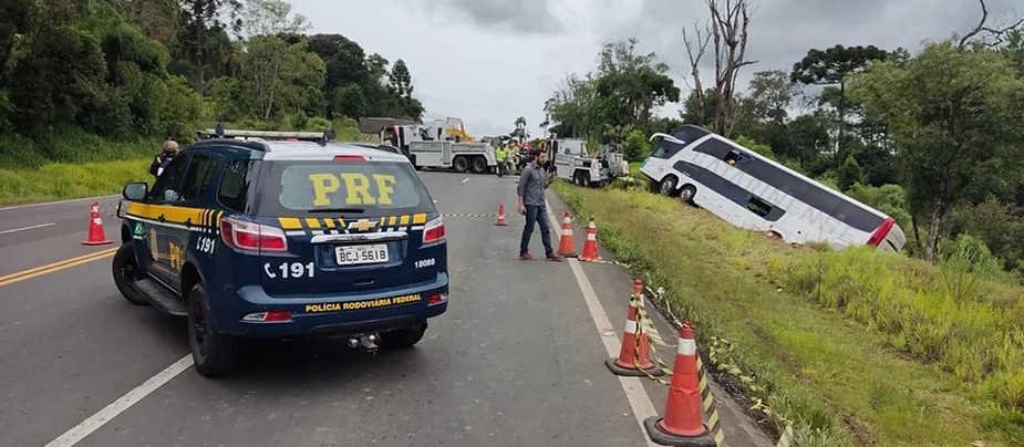 Motorista de ônibus que tombou na BR-277 admitiu ter dormido ao volante