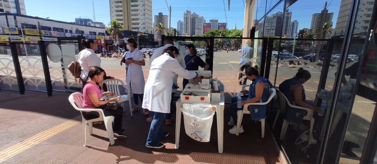 Agentes de saúde vacinam população contra Covid-19 no Terminal Urbano de Maringá