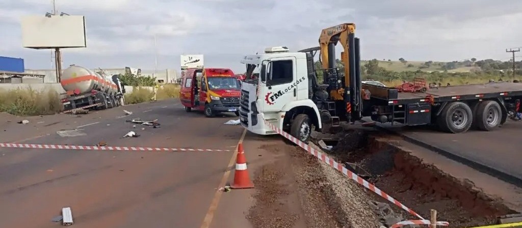 Colisão entre caminhões mata uma pessoa na PR-317, em Maringá