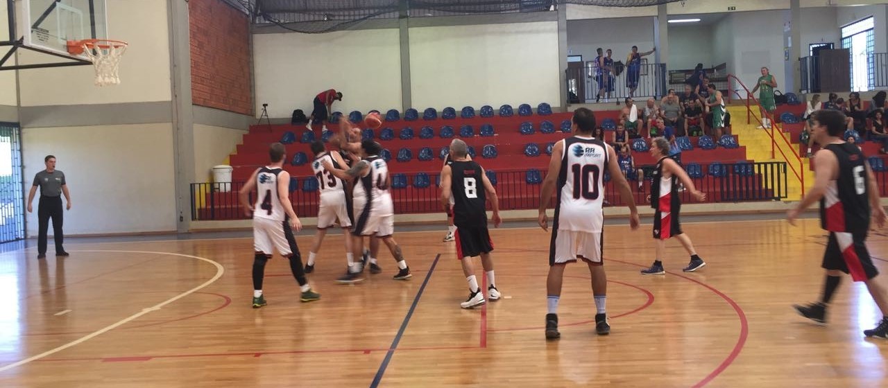 Torneio master de basquete reúne mais de 200 veteranos