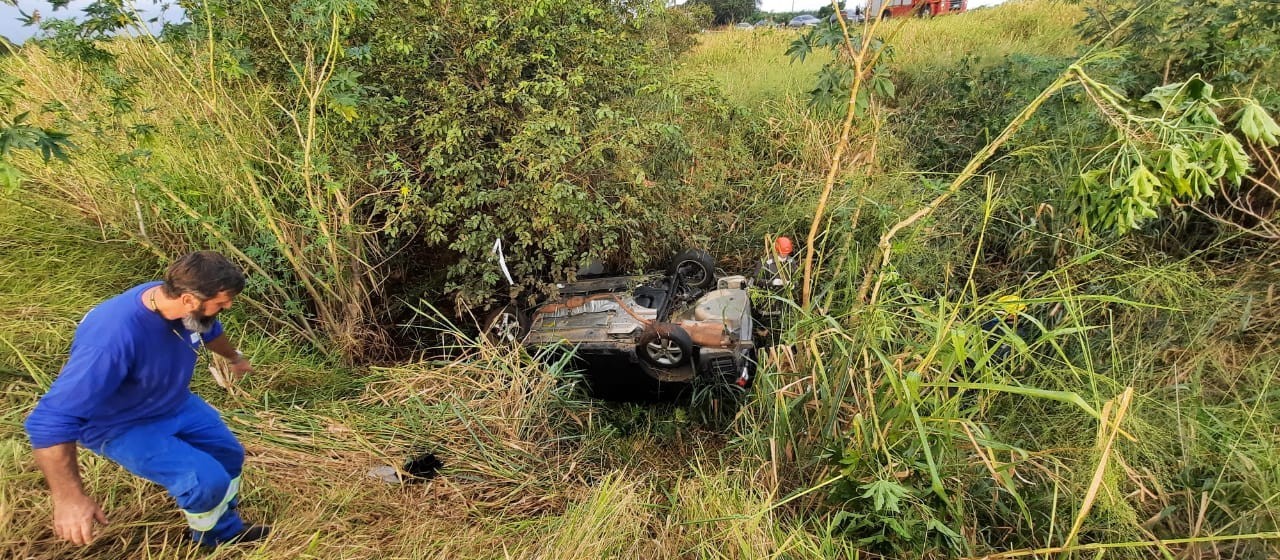 Duas pessoas ficam feridas após carro capotar na BR-376, entre Sarandi e Marialva