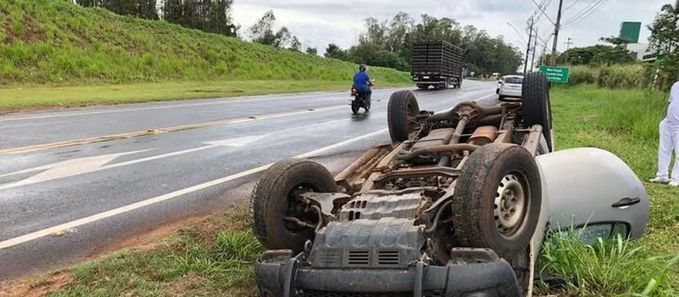 Prefeito e primeira-dama grávida ficam feridos após caminhonete capotar