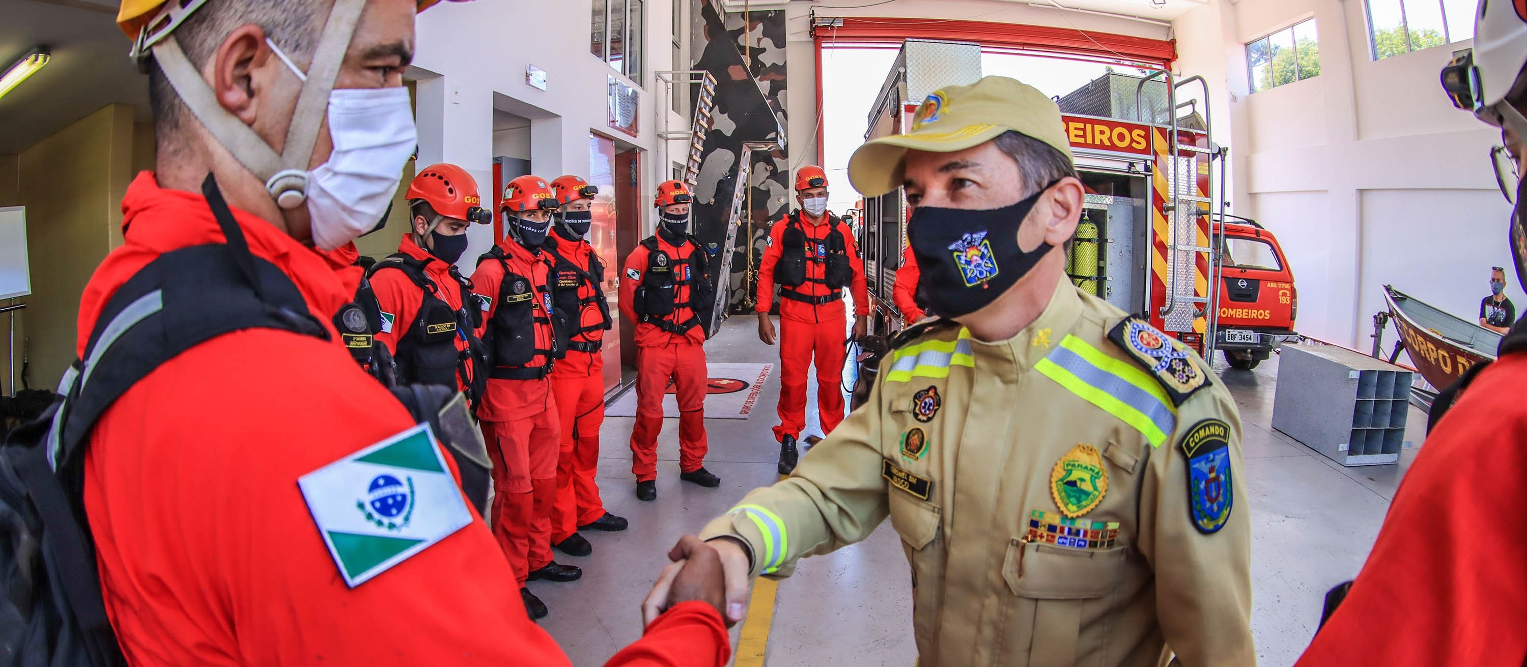 Bombeiros do Paraná ajudam nas buscas por desaparecidos em Petrópolis