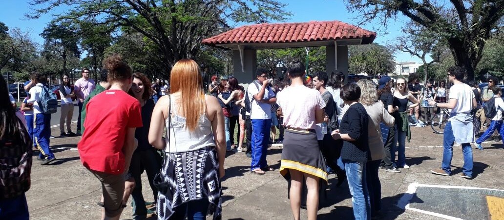 Ato contra a homofobia é realizado em frente ao Instituto Estadual de Educação