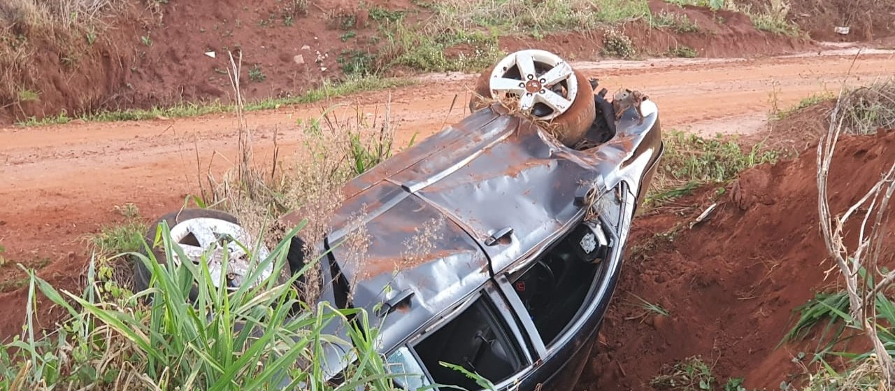 Condutora perde controle da direção e capota carro na PR-323