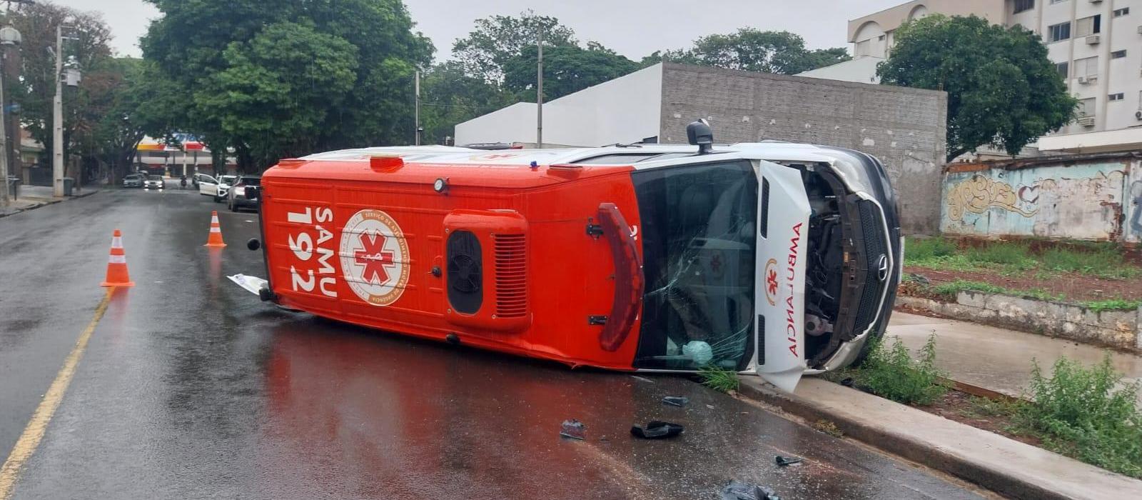 Ambulância do Samu tomba após acidente na Zona 4