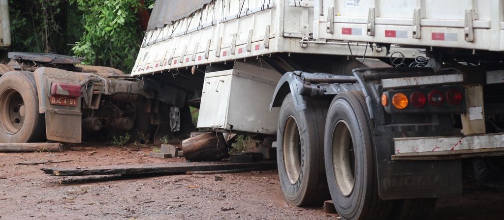 Motorista morre após carreta cair sobre ele