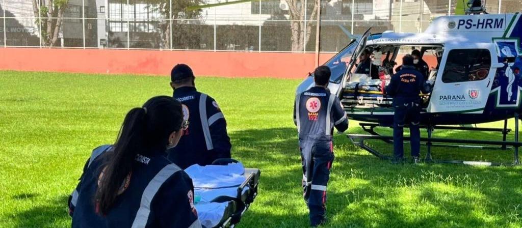 Pai e filho são socorridos, e condutor é encaminhado pelo aeromédico do SAMU para Maringá após capotamento na região