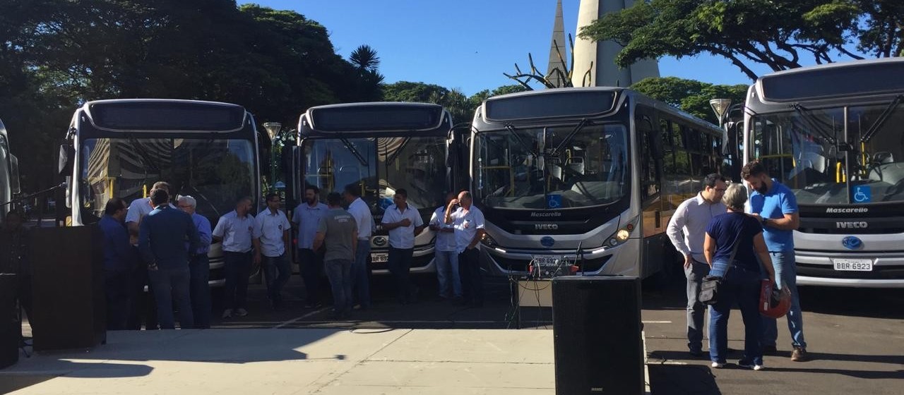 Seduc apresenta dez ônibus para educação