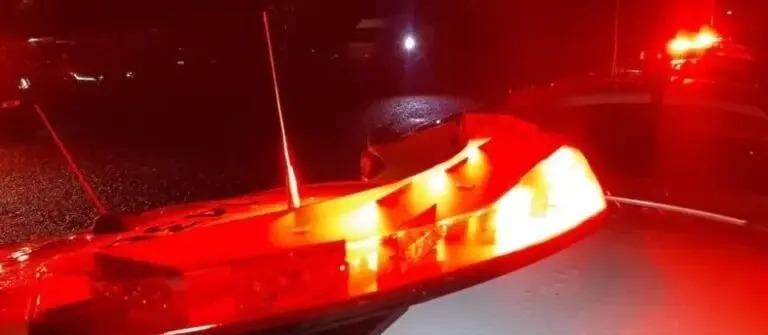 Suspeitos são detidos enquanto adulteravam veículo com alerta de furto