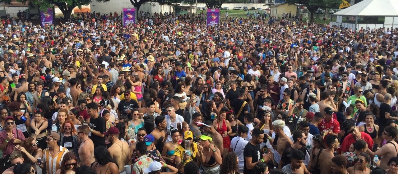 Fim de semana de folia no Parque de Exposições e nos clubes sociais de Maringá