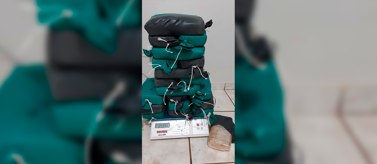 PRF apreende 25 kg de crack no teto de um Corsa