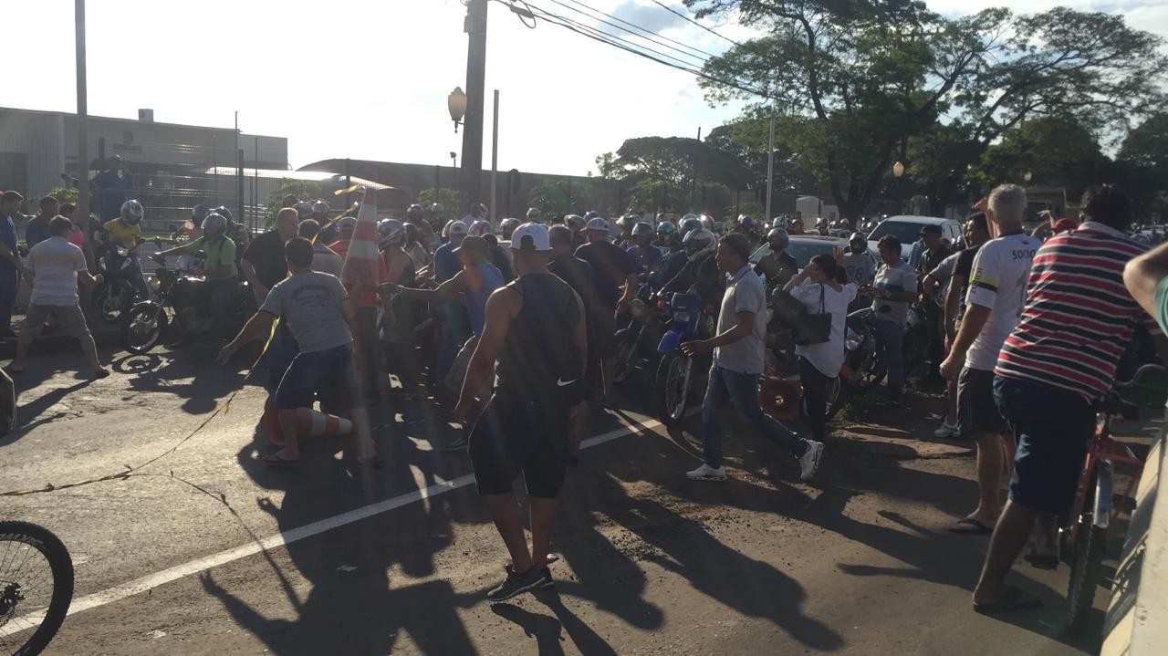 Moradores bloqueiam dois sentidos da Avenida Colombo em Sarandi