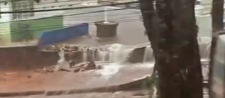 Chuva e ventos fortes derrubam muro do Cemitério Municipal e pelo menos oito árvores