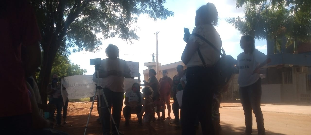 Mulheres de detentos fazem manifestação em frente à PEM