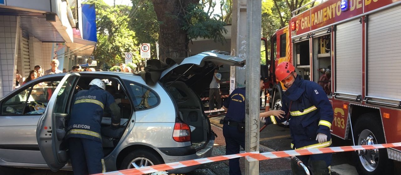 Em acidente, carro invade lotérica no centro de Maringá