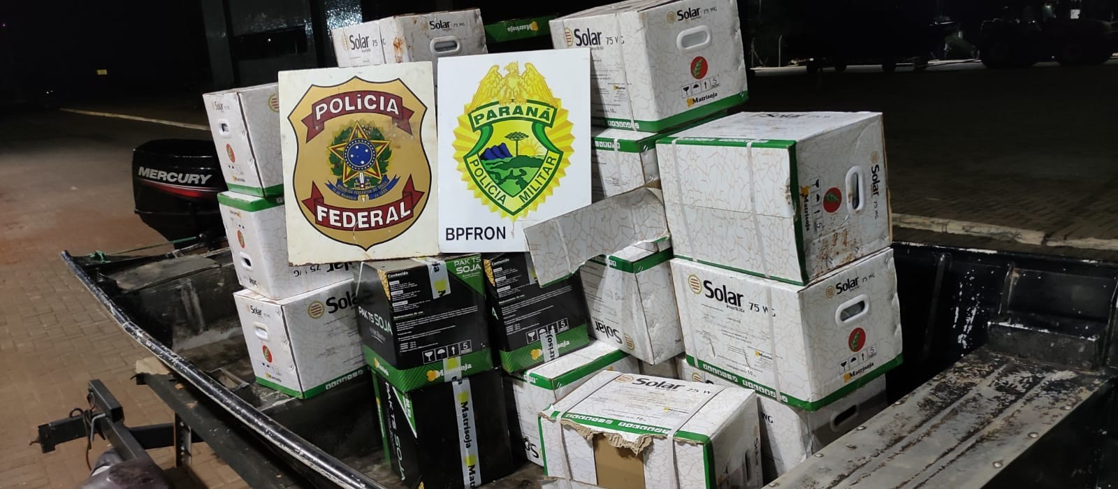 PF e BPFron apreendem embarcação carregada de agrotóxicos