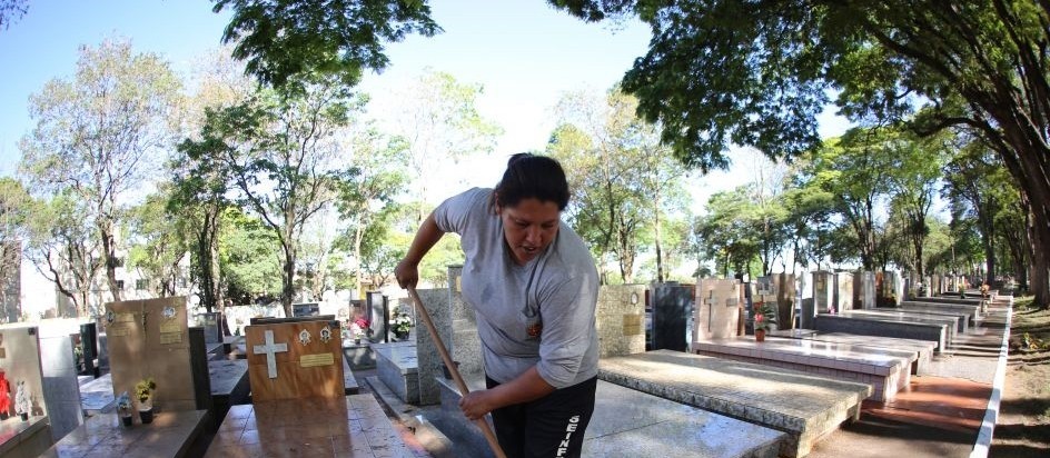 Serviços em túmulos para o dia de Finados podem ser feitos até segunda