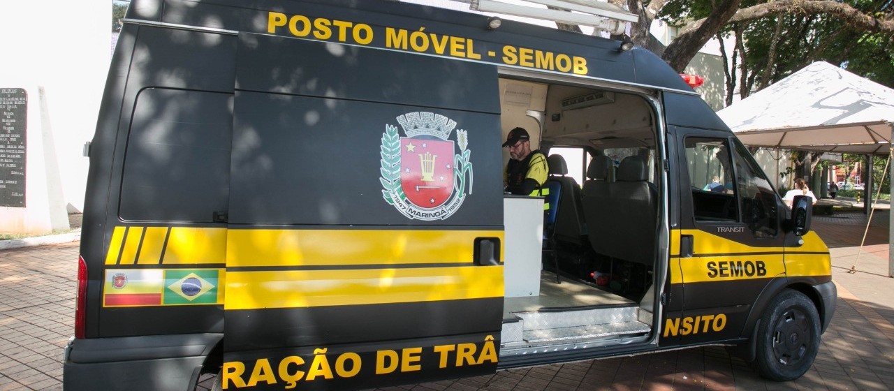 Posto móvel faz consultas de CNHs e de veículos ao lado da prefeitura