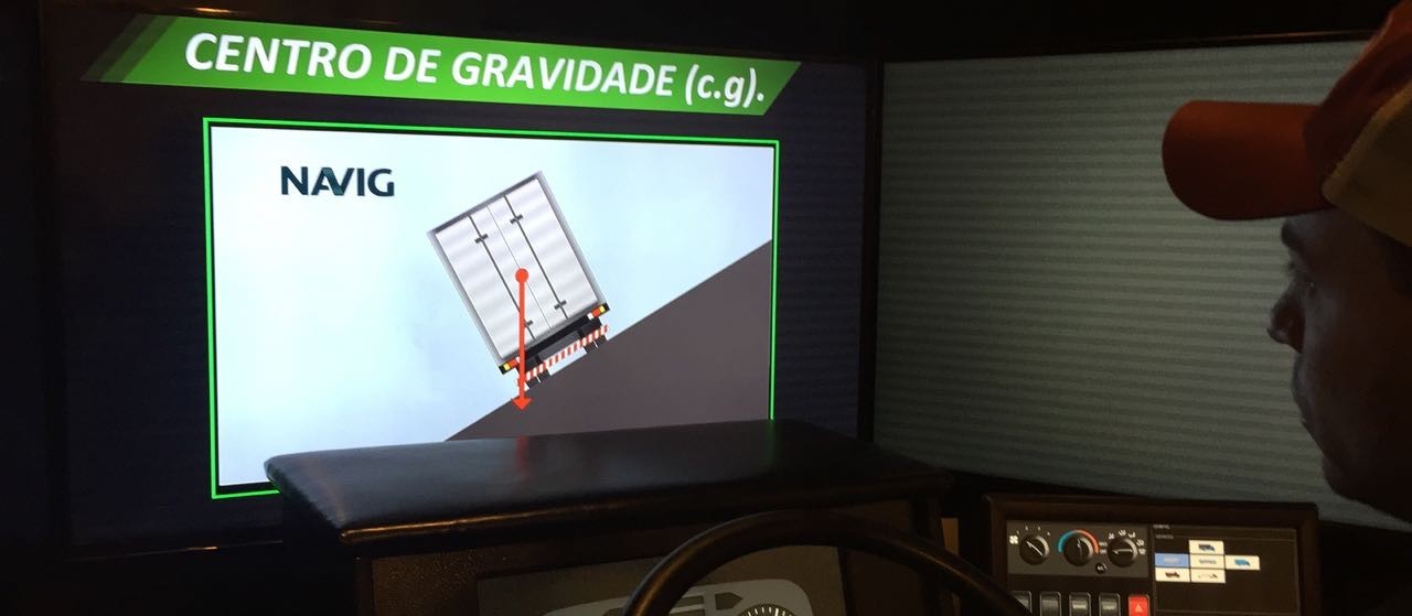 Simulador é usado para treinar motoristas de caminhão
