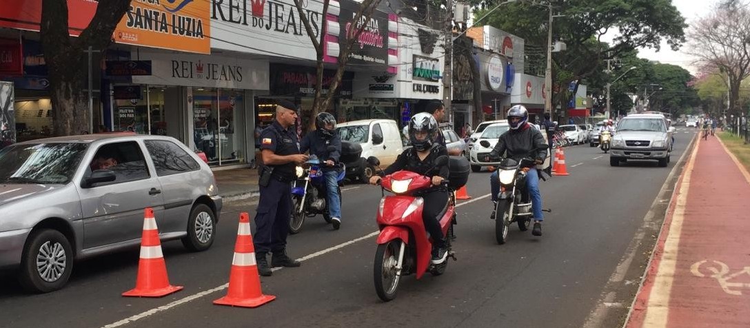 Agentes da Guarda Municipal orientam sobre os equipamentos de segurança em motocicletas