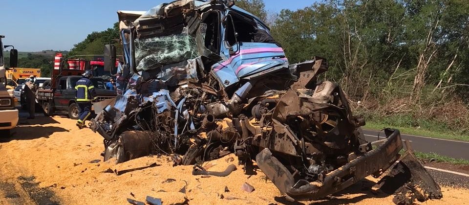 Colisão entre caminhões na PR-317 deixa motorista ferido