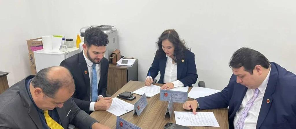 Riscos do uso excessivo de telas, rampas metálicas e cuidados com autistas são temas de projetos de lei em Maringá