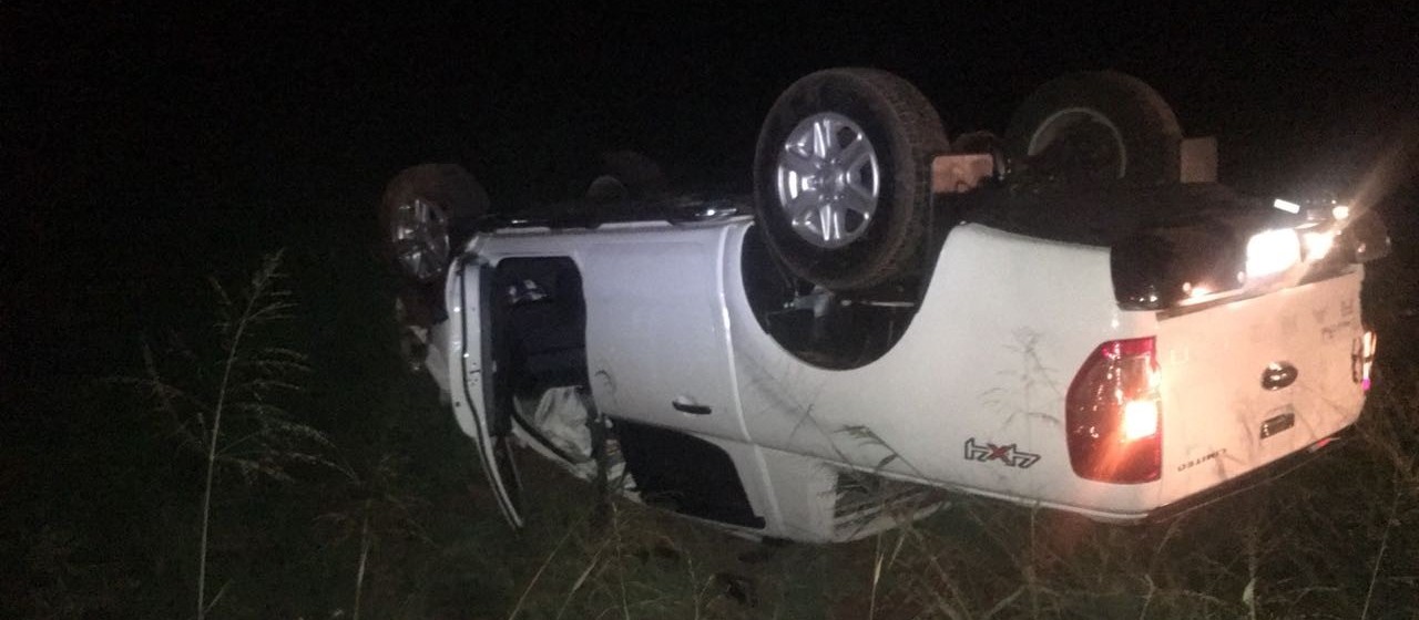 Motorista perde controle da direção e capota veículo