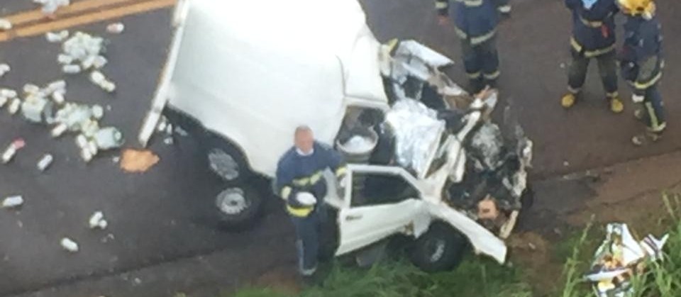 Colisão entre carro e caminhão mata ao menos uma pessoa