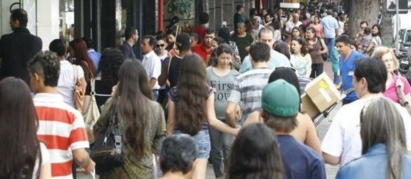 Lojas do comércio de rua podem estender horário de funcionamento nessa sexta-feira (11)