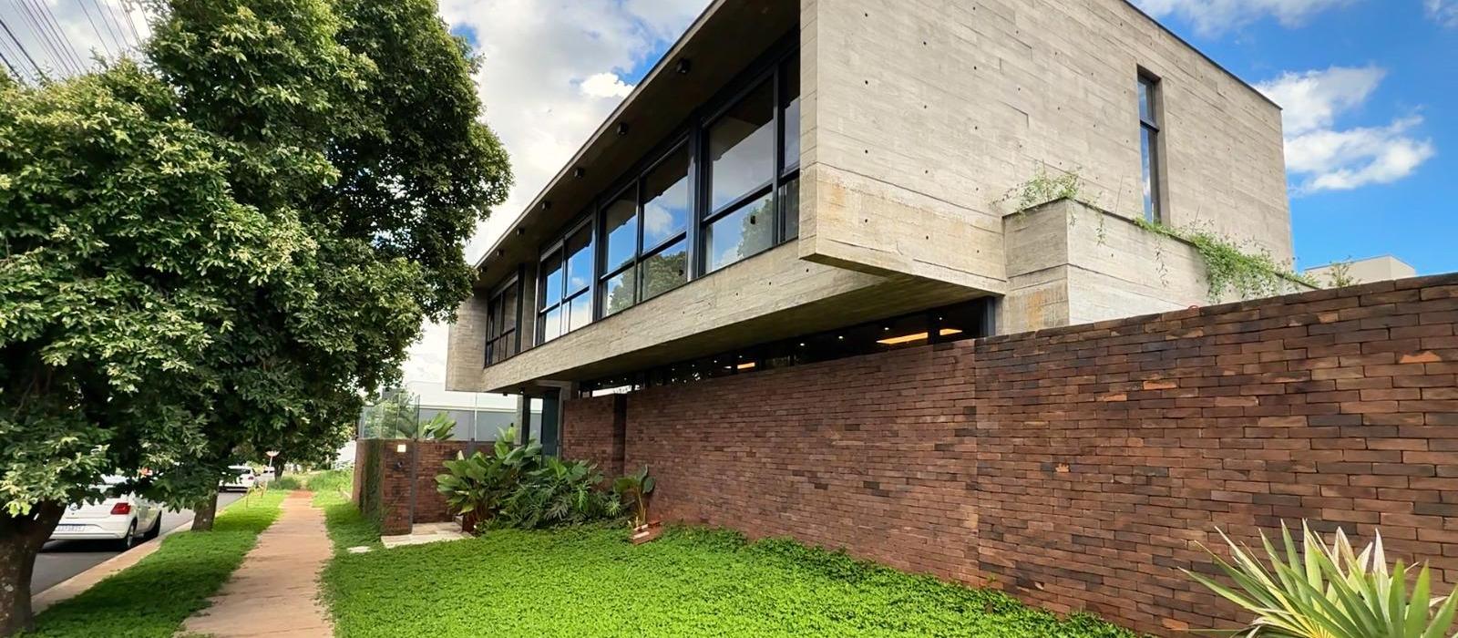 Veja como é por dentro de uma casa de R$ 4 milhões à venda em bairro de Maringá; paredes de concreto chamam atenção