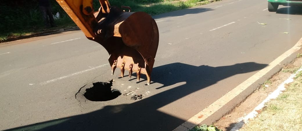 Buraco que se abriu após asfalto ceder no jardim Alvorada é fechado