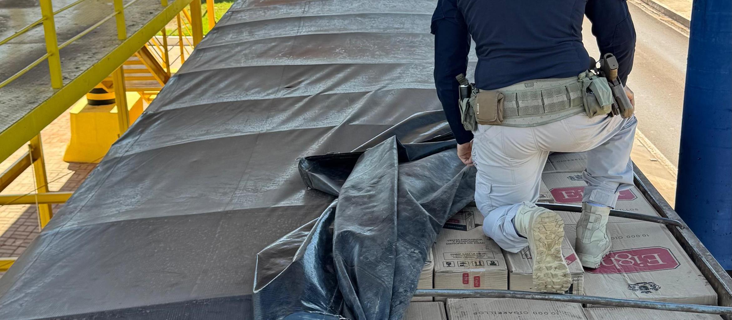 PRF apreende 600 mil maços de cigarros em bitrem em Alto Paraíso