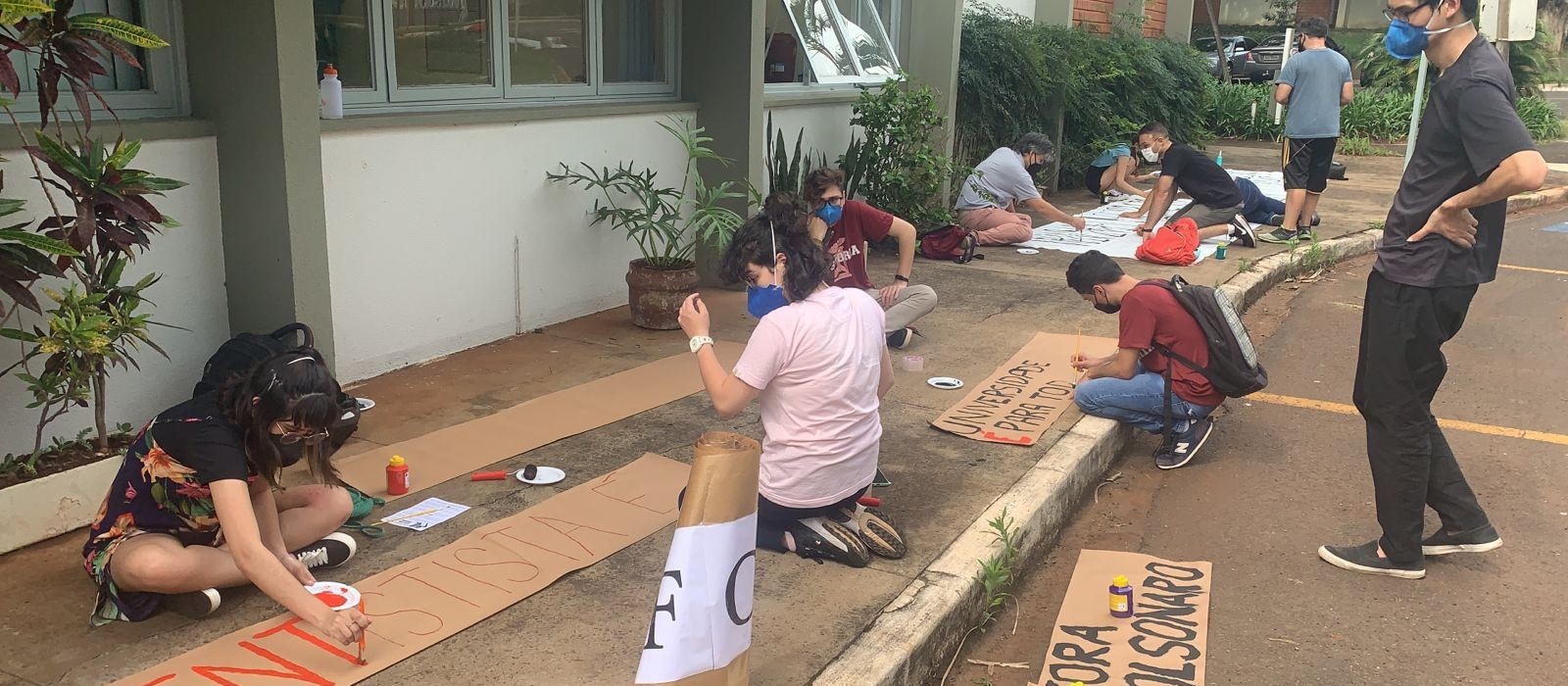 Acadêmicos manifestam contra corte de verba federal para pesquisas