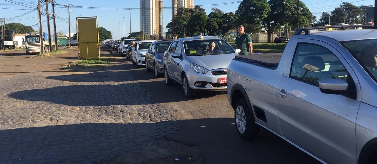 Combustível chega aos postos e longas filas se formam em Maringá