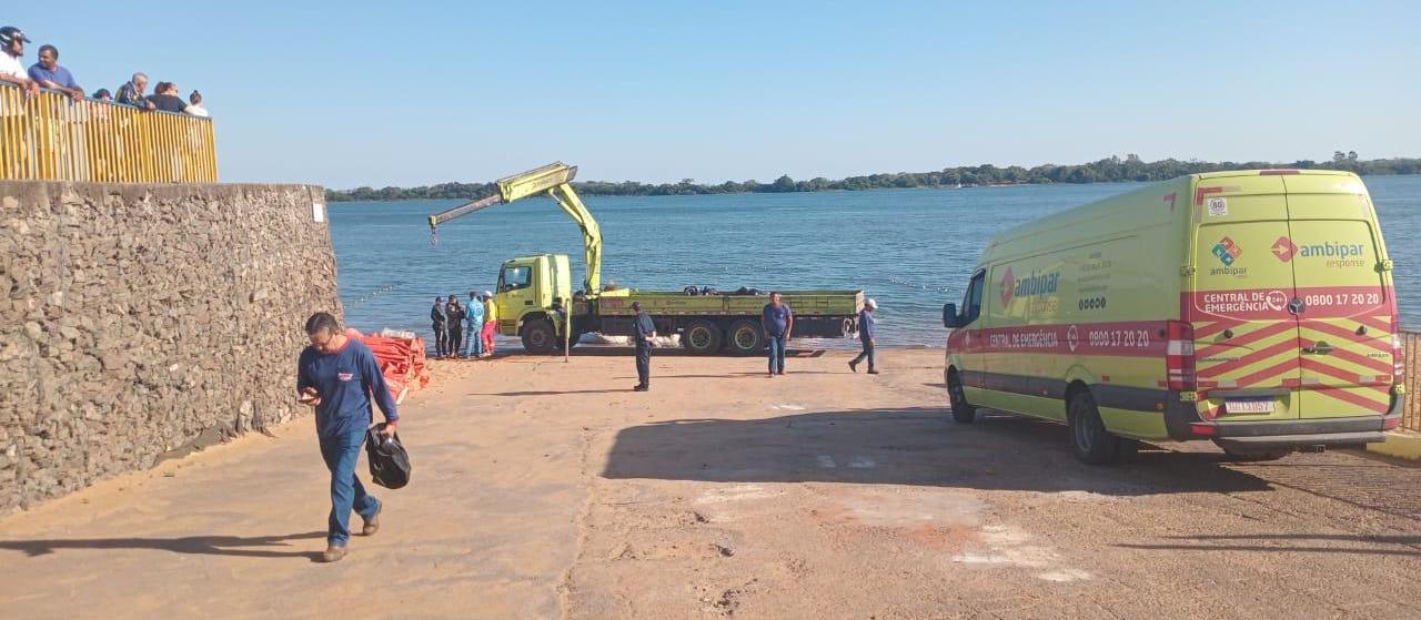 Operação para retirar caminhão do Rio Paraná entra no 2º dia