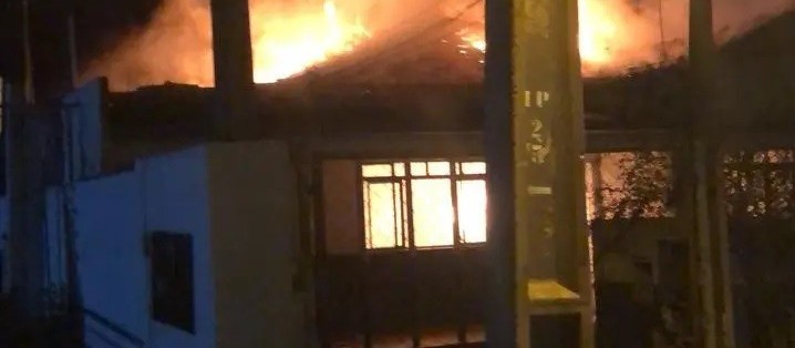 Incêndio destrói casa em Maringá habitada por moradores de rua