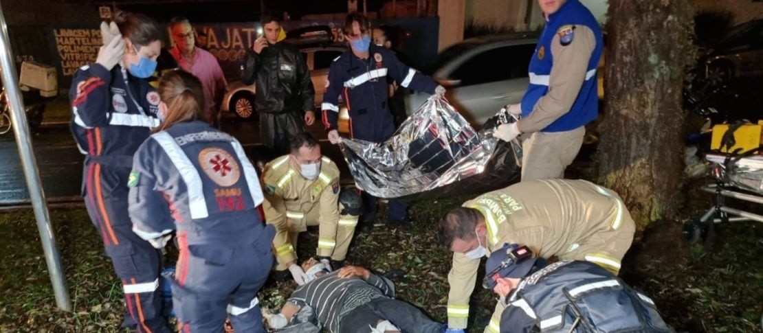 Motociclista fica ferido ao colidir contra carro, em Maringá