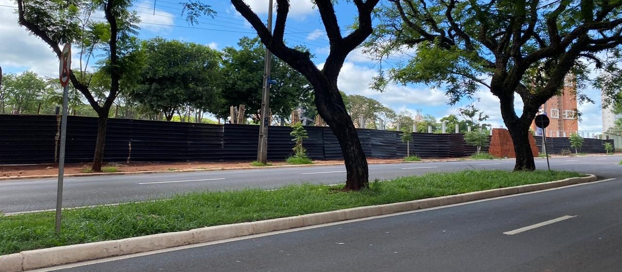 Secretaria de Obras reforma muro do cemitério de Maringá