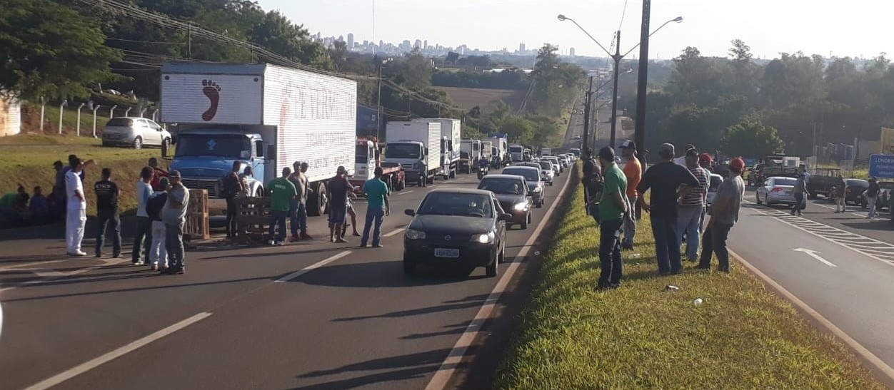 Caminhoneiros nos bloqueios em Maringá dizem que paralisação não vai terminar